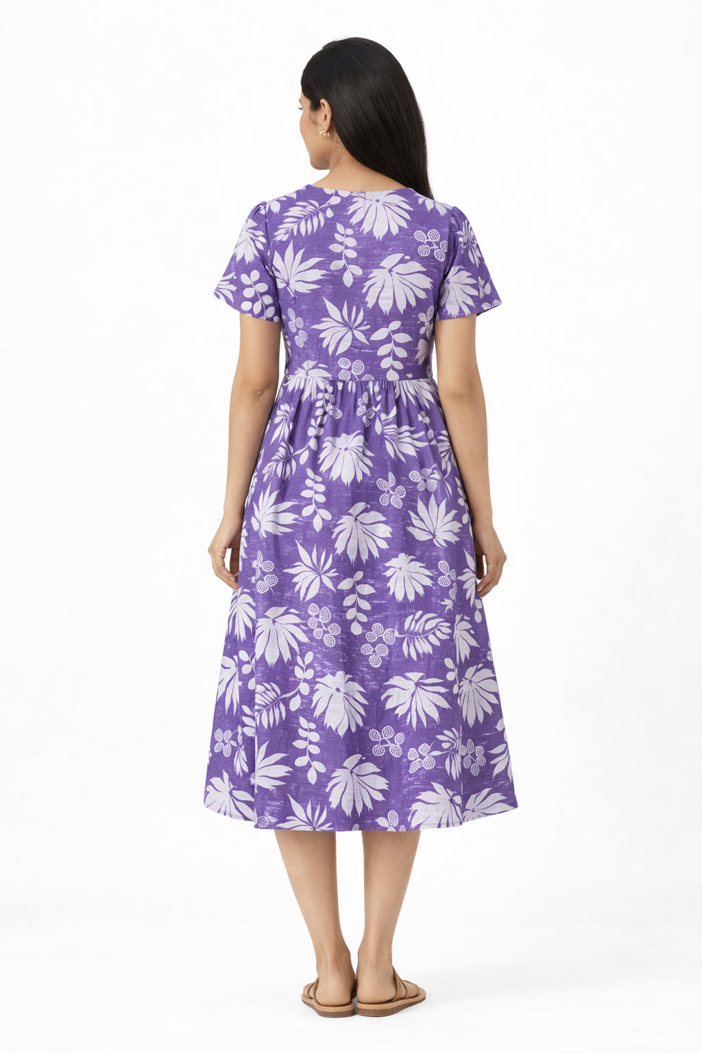 Made in pure cotton, this dress is breathable, soft on the skin, and ideal for all-day comfort. The tropical leaf print paired with a wrap-style bodice and short sleeves gives it a relaxed yet feminine look. Perfect for everyday wear, summer outings, or casual occasions.

Material: Printed cotton
Short sleeves
Sleeve length: 5"
Dress length: 46"